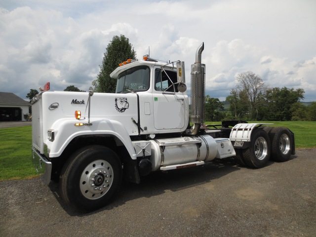 Mack Superliner Tandem Axle Tractor